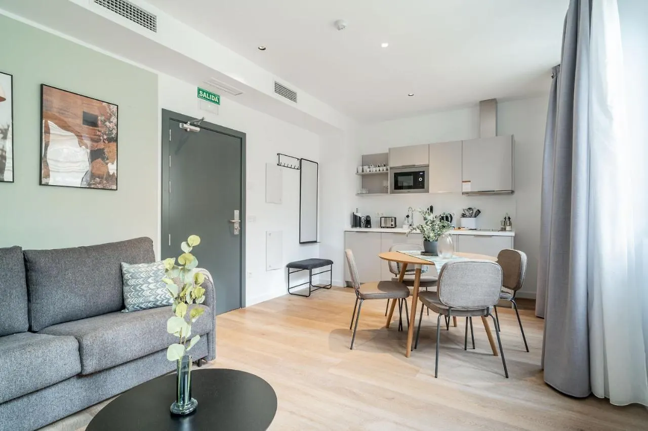 Limehome Sevilla Calle Granada 0*, סביליה
